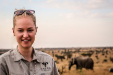 Denise verliebte sich tief und tief in Tansania und seine Menschen und beschloss, ihrer Leidenschaft zu folgen. Ihr Ziel ist es, Reisende aus aller Welt in die magische Welt Ostafrikas einzuführen und ihnen ein tieferes Verständnis der Kultur und ihrer Menschen zu vermitteln.
