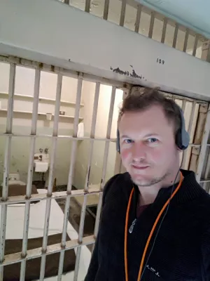 Is it worth to visit AlCatraz? AlCatraz tour review : Selfie in front of a prison cell