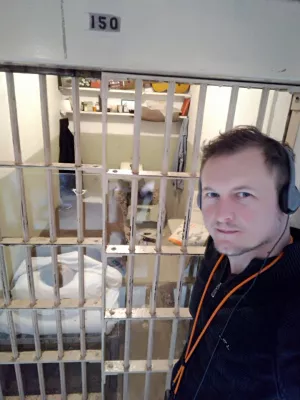 Is it worth to visit AlCatraz? AlCatraz tour review : Selfie in front of escape reconstituion - they made a papier maché replica to lay in bed