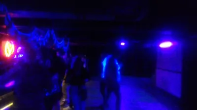 Zábavné zaujímavosti v Aucklande v noci: Frenzi Barcrawl v Aucklande : Prázdny tanečný parket v Habane Joe's