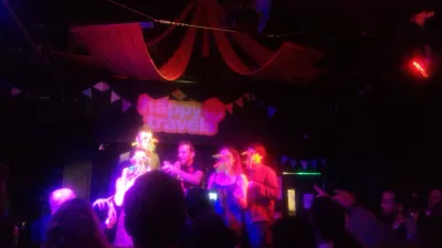 Zábavné zaujímavosti v Aucklande v noci: Frenzi Barcrawl v Aucklande : Pitné hry v bare Cassette9