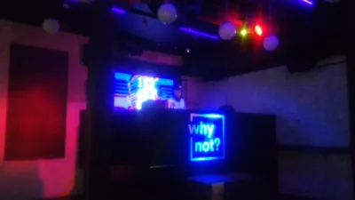 Zábavné zaujímavosti v Aucklande v noci: Frenzi Barcrawl v Aucklande : DJ hrá v roku 1885britomart