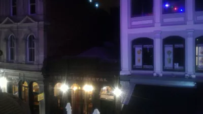 Zábavné zaujímavosti v Aucklande v noci: Frenzi Barcrawl v Aucklande : Terasa s výhľadom na ulicu od Cassette9