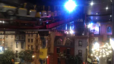 Chôdza po najlepších častiach pásu Las Vegas až po neónové múzeum : BigApple vozne horských dráh prechádzajúcich v hoteli New York New York