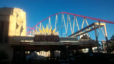 Chôdza po najlepších častiach pásu Las Vegas až po neónové múzeum : New York New York vstup do hotela a jeho horská dráha BigApple