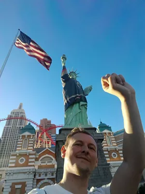 Chôdza po najlepších častiach pásu Las Vegas až po neónové múzeum : Socha slobody v Las Vegas
