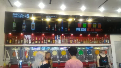 Chôdza po najlepších častiach pásu Las Vegas až po neónové múzeum : Tuk utorok nápoje vziať na ulici vo Vegas