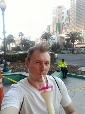 Chôdza po najlepších častiach pásu Las Vegas až po neónové múzeum : Teší sa z pouličného nápoja Vegas Fat Tuesday Tuesday