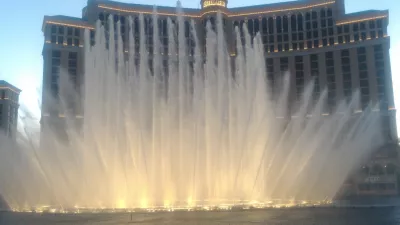 Chôdza po najlepších častiach pásu Las Vegas až po neónové múzeum : Fontány ukazujú pred Bellagio