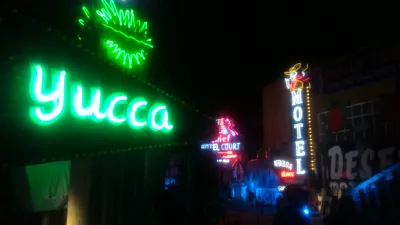 Chôdza po najlepších častiach pásu Las Vegas až po neónové múzeum : Neónové nápisy v neónovom múzeu v noci