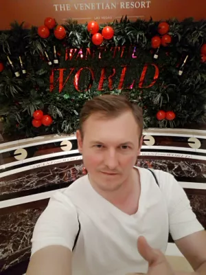 Chôdza po najlepších častiach pásu Las Vegas až po neónové múzeum : Chcem, aby sa svet nachádzal v benátskom hoteli
