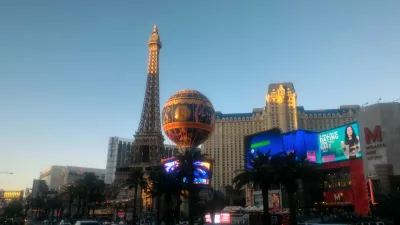 Chôdza po najlepších častiach pásu Las Vegas až po neónové múzeum : Paríž hotel vo Vegas