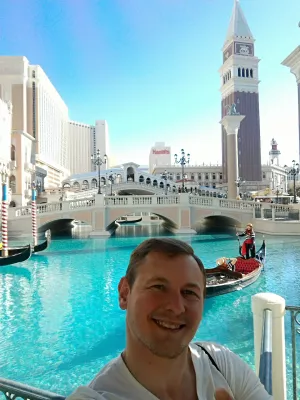Chôdza po najlepších častiach pásu Las Vegas až po neónové múzeum : Selfie pred gondola na benátskom