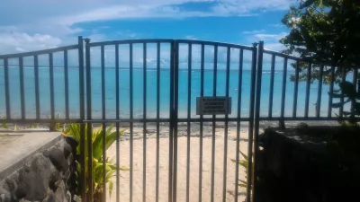 أفضل شاطئ غوص في جنة بحيرة تاهيتي : مدخل بوابة خاصة من الفناء الخلفي لإقامة فندق Carlton Plage
