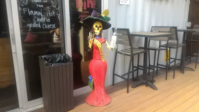 Brunch på containerparken Las Vegas och dess berömda mantis : Tequila chamucos staty framför Bin702 restaurang och bar