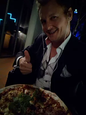 Where to find cheap food in Brisbane? A guide to the best places to eat in Brisbane : Enjoying a $22 pizza at Novotel Brisbane CBD