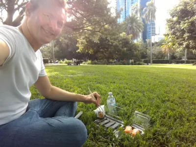 Where to find cheap food in Brisbane? A guide to the best places to eat in Brisbane : Enjoying a less than $20 sushi meal in the Botanic Gardens