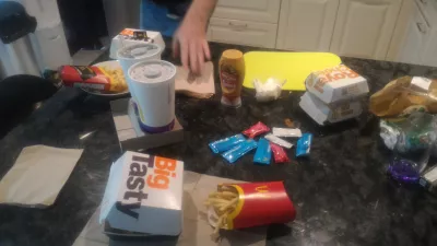 Vad äter du på Tahiti i mitten av Stilla havet? : Äta McDonalds ta hem hemma på Tahiti