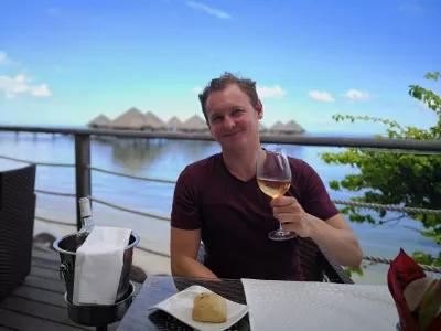 Vad äter du på Tahiti i mitten av Stilla havet? : Fancy lunch på Tahiti Ia Ora Beach Resort hanteras av Sofitel med utsikt över Tahiti övervatten bungalow