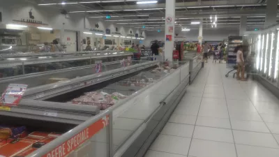 Vad äter du på Tahiti i mitten av Stilla havet? : Importerat kött och andra frysta produkter i Carrefour franska stormarknad