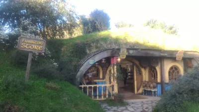 Hobbiton movie set tour, a visit of the hobbit village in Nový Zéland : Hobbiton obchod so suvenírmi