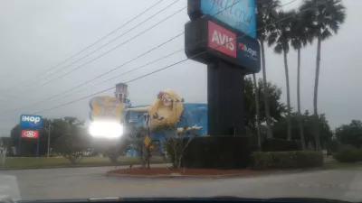 Going from New York City to Orlando, the world's Theme Parks capital : Funny gift shop building with outdoor decoration