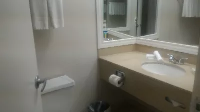Going from New York City to Orlando, the world's Theme Parks capital : Bathroom in Park Inn Kissimmee
