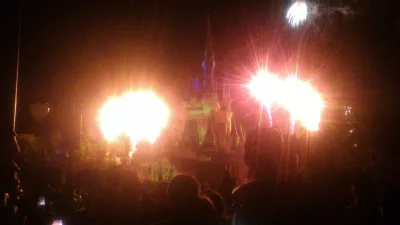 Aká je jednodňová návšteva v Disney's Magic Kingdom? : Ohňostroj show v noci na vrchole hradu Popoluška