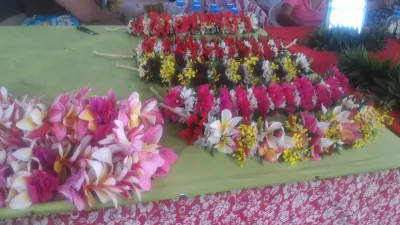 Papeete önkormányzata, a Tahiti gyöngyház paradicsoma : Tahiti hagyományos virágok nyakláncai és koronái