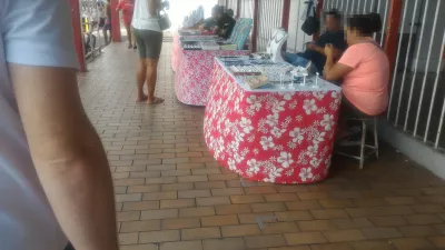 Papeete önkormányzata, a Tahiti gyöngyház paradicsoma : Fekete Tahiti gyöngy ékszer áll