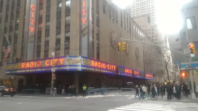 Saint Patrick's day parade New York City 2019 : Rockfeller Center building