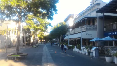 Southbank Brisbane free public beach, swimming pool and other entertainement : Bars and restaurant street