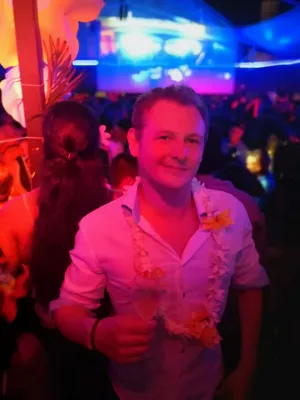Čo je to Tahitská kvetinová tradícia? : Nosiť kvetinový náhrdelník na párty v Papeete