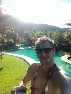 Čo je to Tahitská kvetinová tradícia? : Nosiť kvetinový náhrdelník ráno