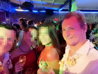 Čo je to Tahitská kvetinová tradícia? : Nosenie kvetinový náhrdelník na párty v Papeete