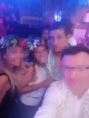Čo je to Tahitská kvetinová tradícia? : Dievčatá nosia traiditional Tahitian kvetina korunu