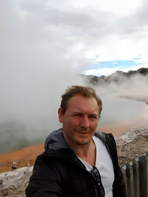 A visit of Wai-O-Tapu thermal wonderland and Lady Knox geyser : Selfie in front of the champagne pool