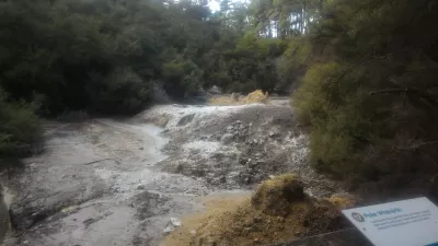 A visit of Wai-O-Tapu thermal wonderland and Lady Knox geyser : Sulfur termite mounds