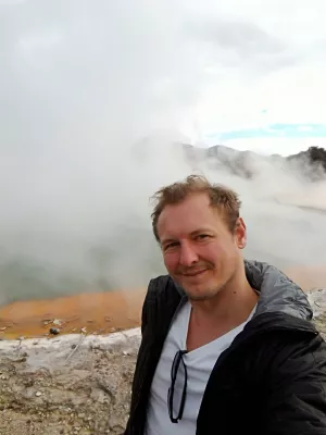 A visit of Wai-O-Tapu thermal wonderland and Lady Knox geyser : In front of the champagne pool