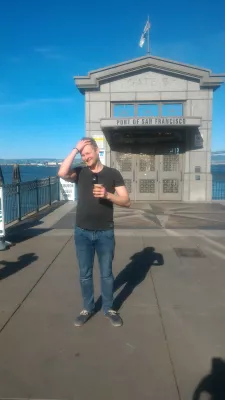 Camminando sul centro Embarcadero a San Francisco : Caffè sotto il sole a Port of San Francisco