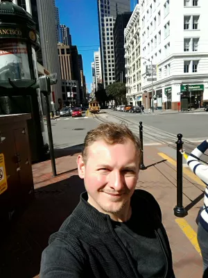 The best walking San Francisco city tour! : Cable car arriving at the main station