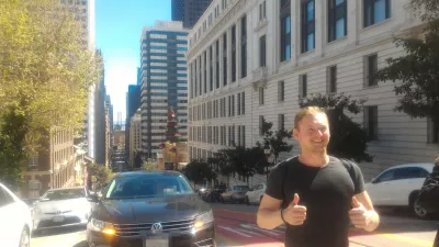 The best walking San Francisco city tour! : Taking a picture on top of Nob Hill with view on the bay