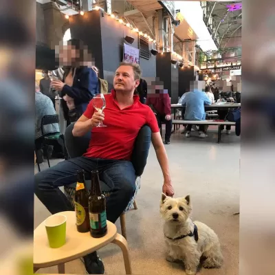 Guardian Anjing Tak Terduga: Kisah Cinta Melalui Api : Minum di bar anggur dengan anjing westie selama berjalan -jalan