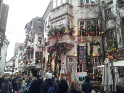 Bästa julmarknaden att besöka : Inredda byggnader till jul i Strasbourg, Frankrike