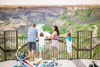New Daily United Express Flights From Denver Open Up Stellar Southern Idaho Destinations : A family takes a break from biking along the canyon rim to enjoy the view of the Snake River and Perrine Bridge