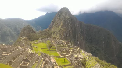 ¿Deberías visitar Cusco? Inspiración de Cusco. : Vista abierta amplia cerca de la entrada del Machu Picchu en Perú durante una visita guiada