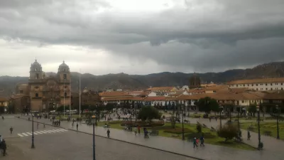 Dovresti visitare Cusco? Ispirazione di Cusco. : Bere un caffè con vista sulla piazza centrale di Cusco e sulla sua cattedrale