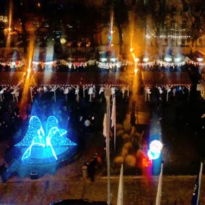 Najlepsze rynki świąteczne w Europie Christkindlmarket : Rynek Bożonarodzeniowy w Bratysławie at night