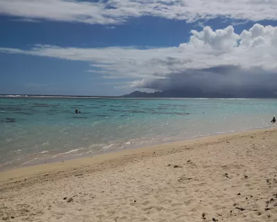 Carlton Plage Tahiti accomodation : View of Moorea from the beach. Distance Tahiti Moorea 15km