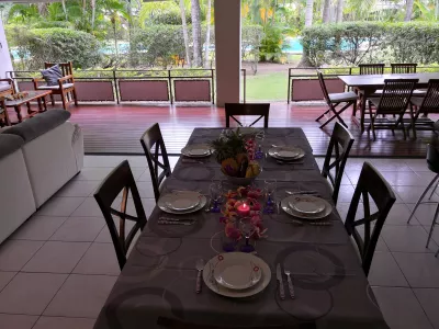 Carlton Plage Tahiti accomodation : Terrace table and pool
